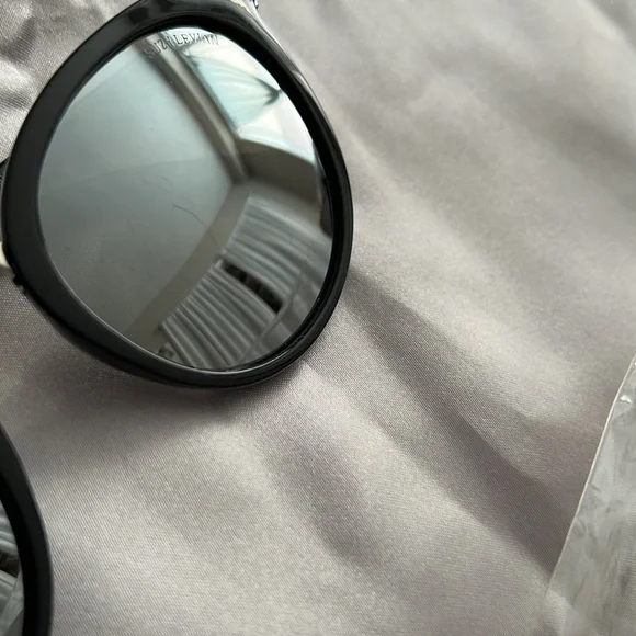 Suzy Levian polarized mirrored sunglasses. - Picture 2 of 5